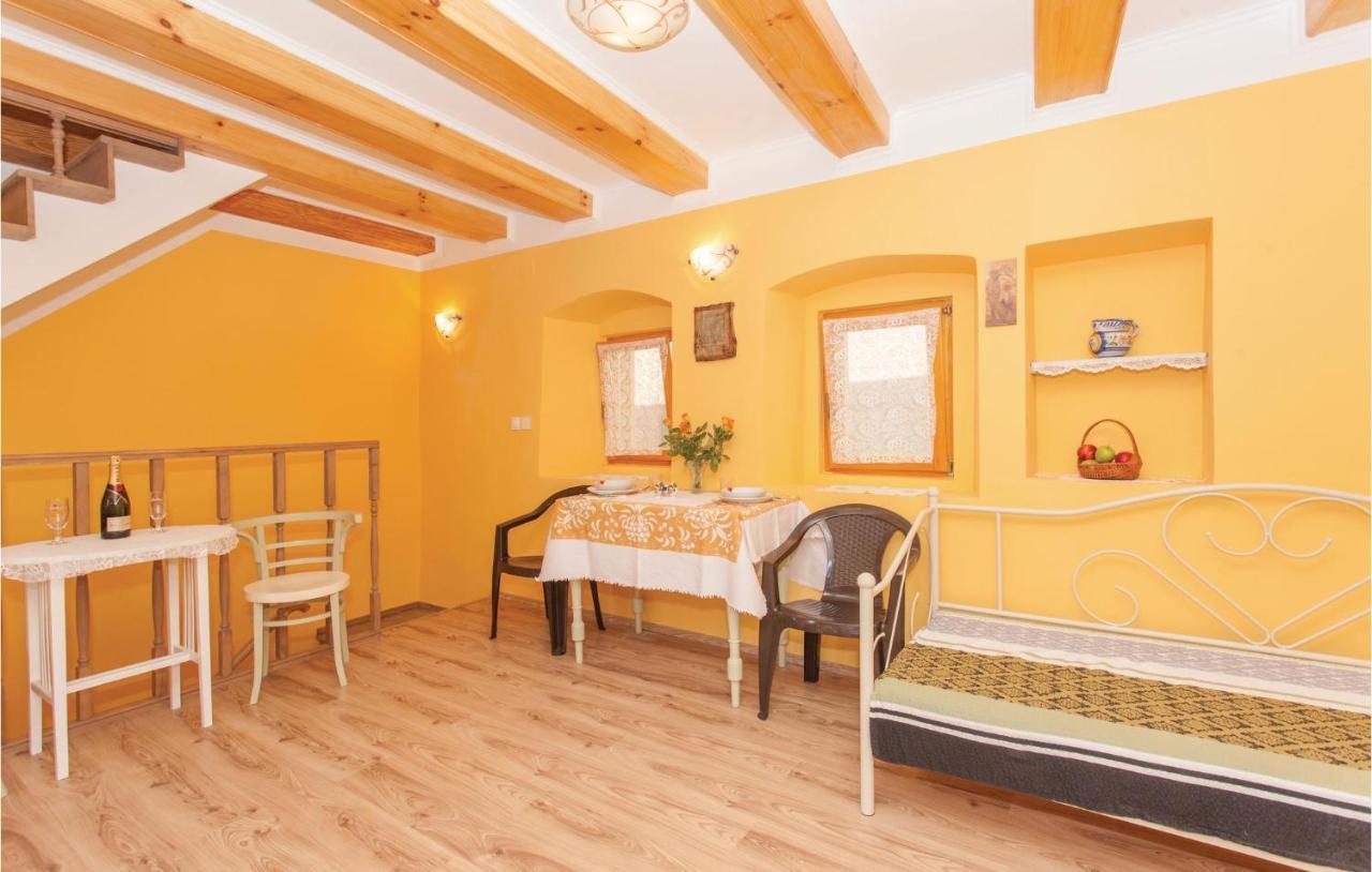 1 Bedroom Beautiful Apartment In Omišalj Exterior foto